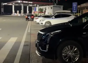汽车离加油站20多米燃油耗尽，车主请加油员手动灌油被拒，无奈花350元叫拖车
New
