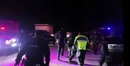 游客亲历西藏那曲地震：“晃了一分钟，桌上的氧气瓶都被震掉了”
New