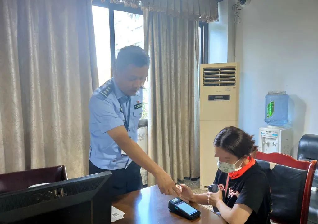 宜宾一女司机故意遮挡号牌上路，被扣12分！-1.jpg