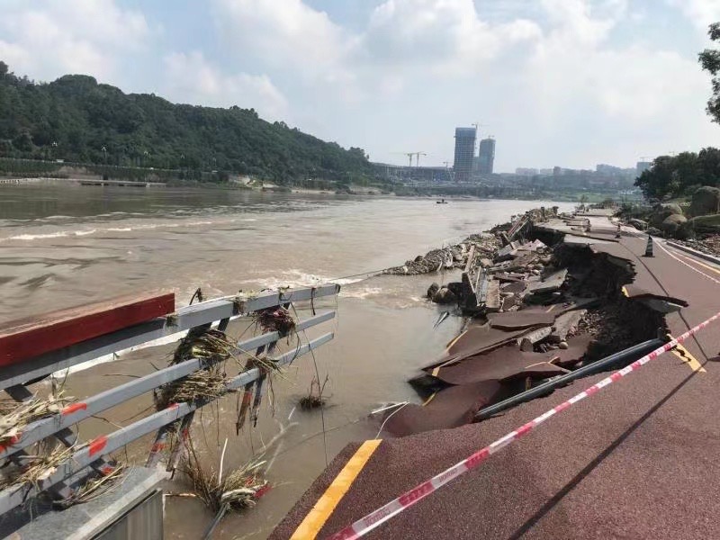 今天洪水退去，长江公园栏杆消失、骑行道塌陷、绿化带被掏空！-2.jpg