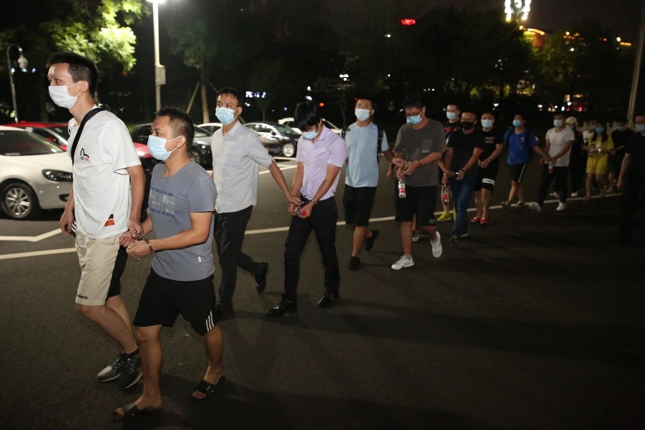 抓了61人！宜宾破获一起特大网络诈骗案！2辆价值千万的车被扣…-1.jpg