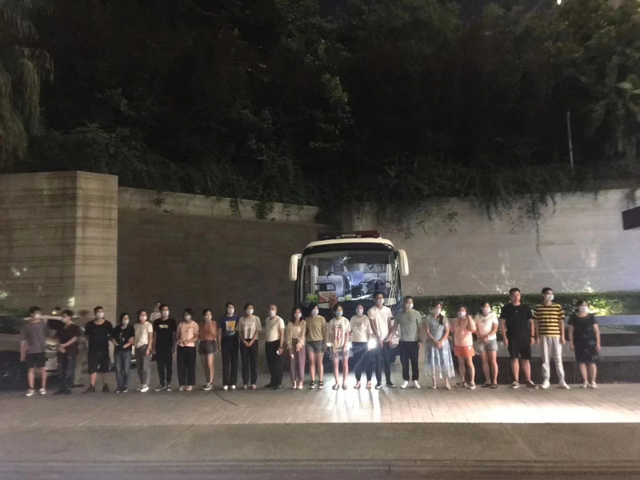 抓了61人！宜宾破获一起特大网络诈骗案！2辆价值千万的车被扣…-4.jpg