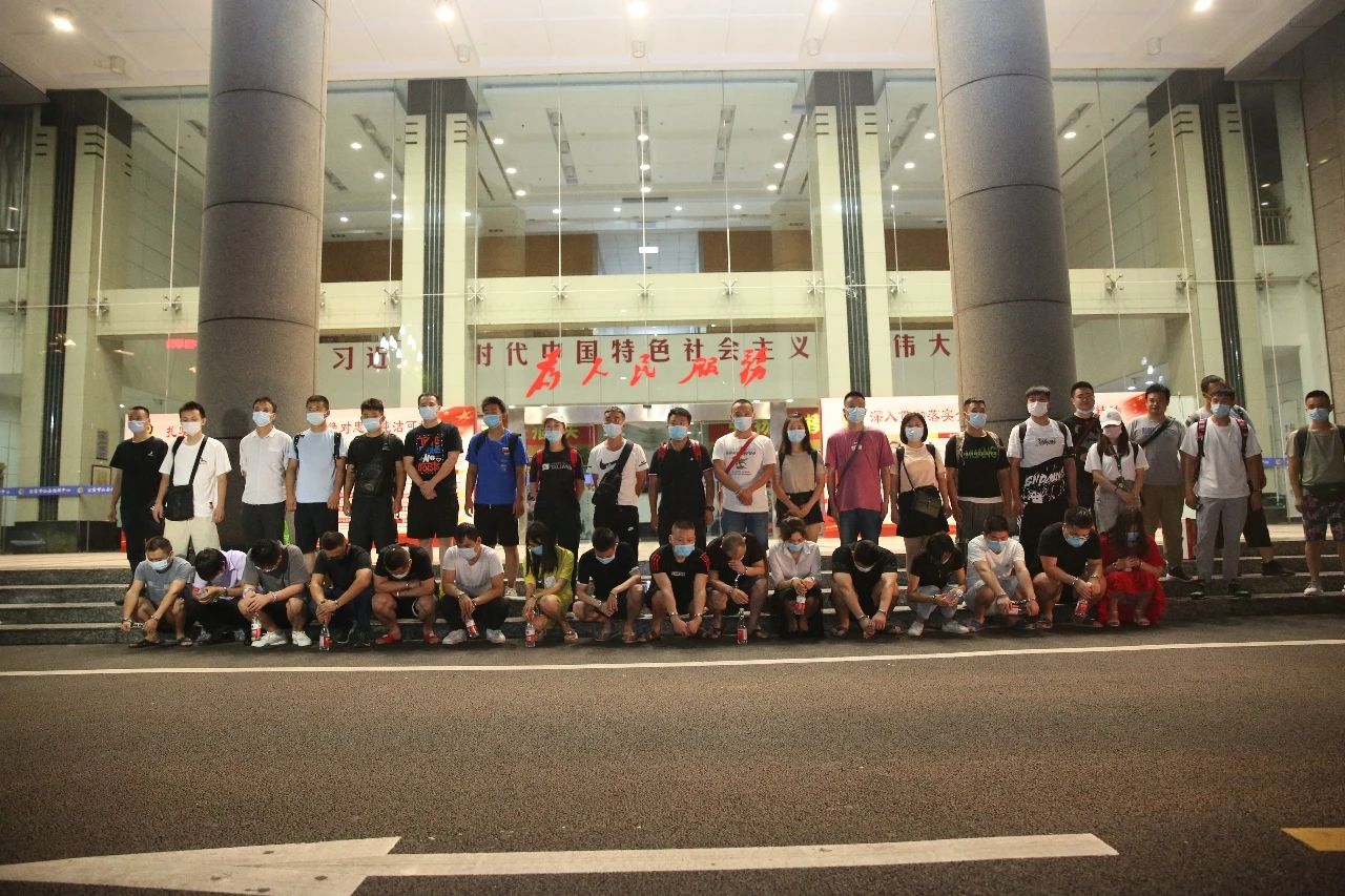抓了61人！宜宾破获一起特大网络诈骗案！2辆价值千万的车被扣…-5.jpg