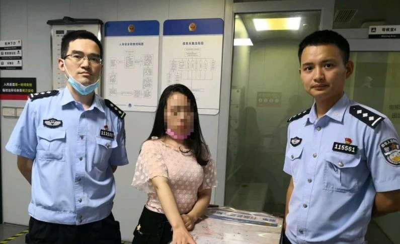小苑是某网络平台女主播，有一名男粉丝对小苑的美色垂-5.jpg