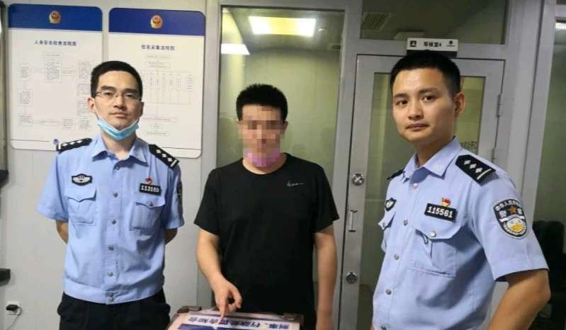 小苑是某网络平台女主播，有一名男粉丝对小苑的美色垂-4.jpg