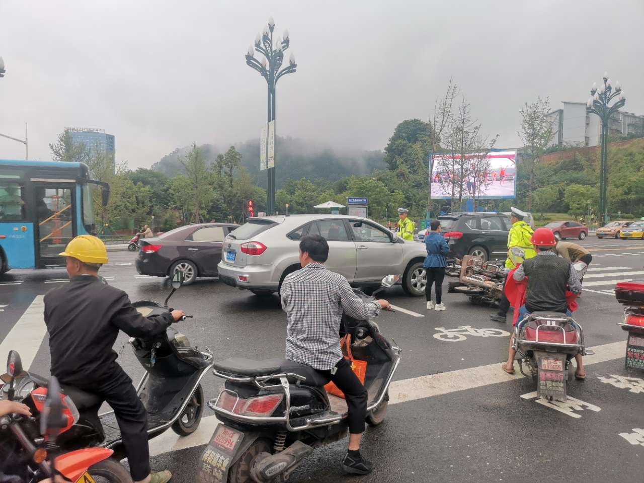 突发！临港邻里城发生交通事故，2辆摩托车倒在地上！-1.jpg