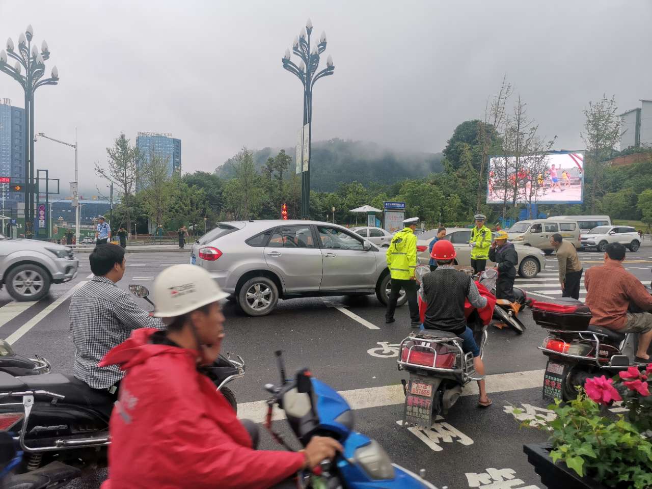 突发！临港邻里城发生交通事故，2辆摩托车倒在地上！-2.jpg