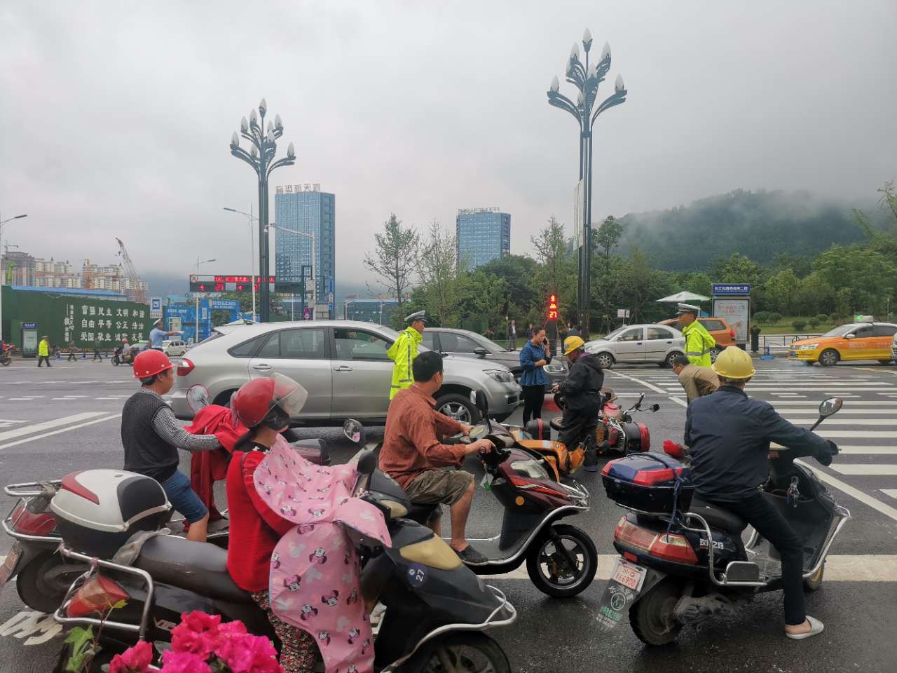 突发！临港邻里城发生交通事故，2辆摩托车倒在地上！-3.jpg
