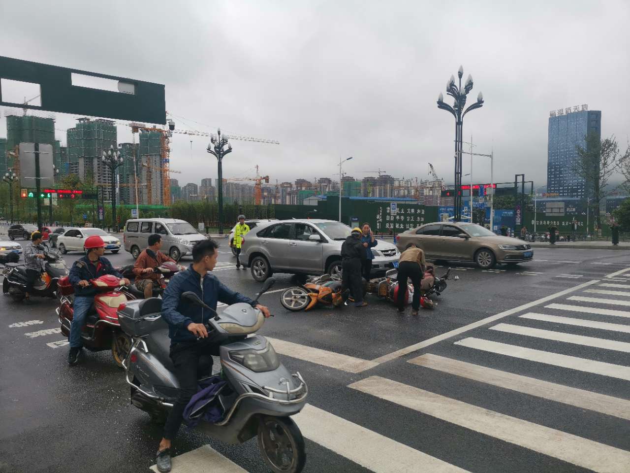 突发！临港邻里城发生交通事故，2辆摩托车倒在地上！-4.jpg