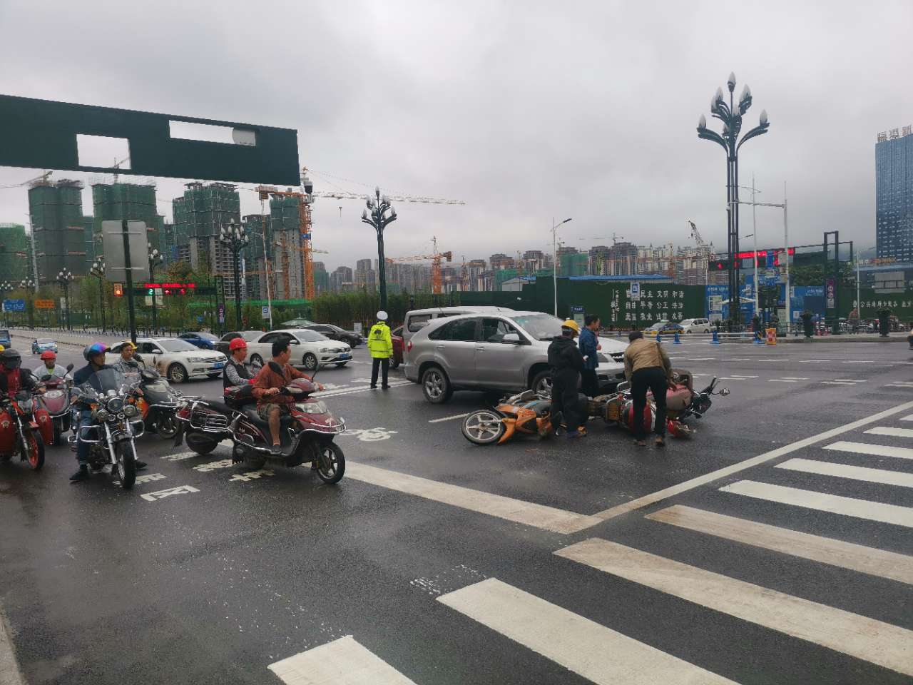 突发！临港邻里城发生交通事故，2辆摩托车倒在地上！-5.jpg