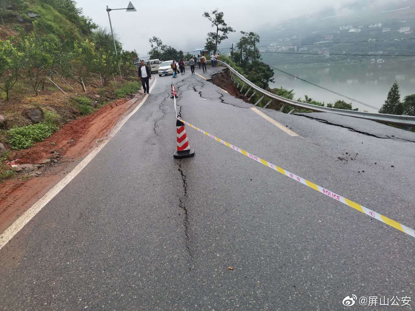 紧急通知！宜宾这个路段道路下沉，路面多处开裂！所有车辆禁止通行！-3.jpg
