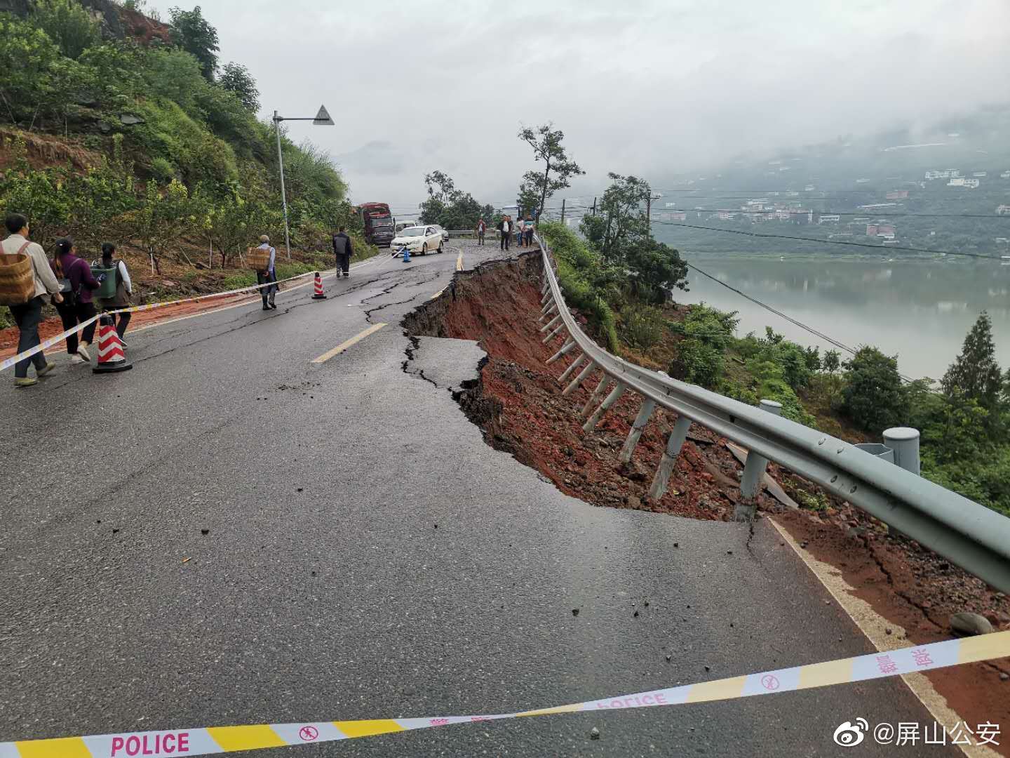 紧急通知！宜宾这个路段道路下沉，路面多处开裂！所有车辆禁止通行！-4.jpg