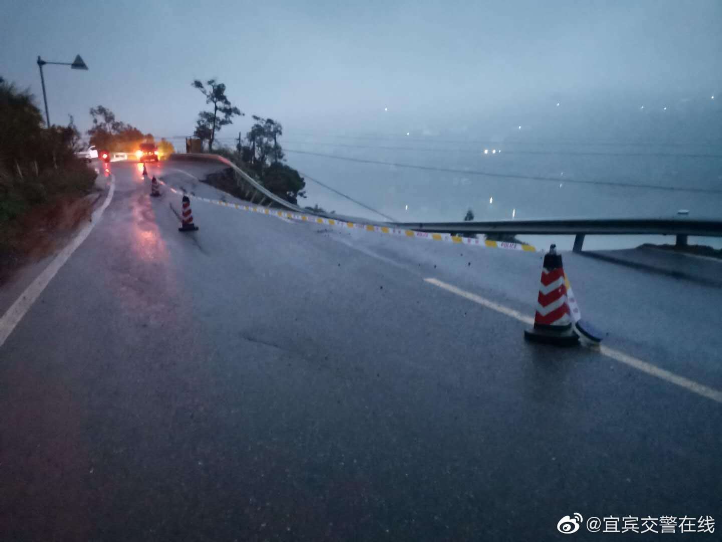 紧急通知！宜宾这个路段道路下沉，路面多处开裂！所有车辆禁止通行！-5.jpg