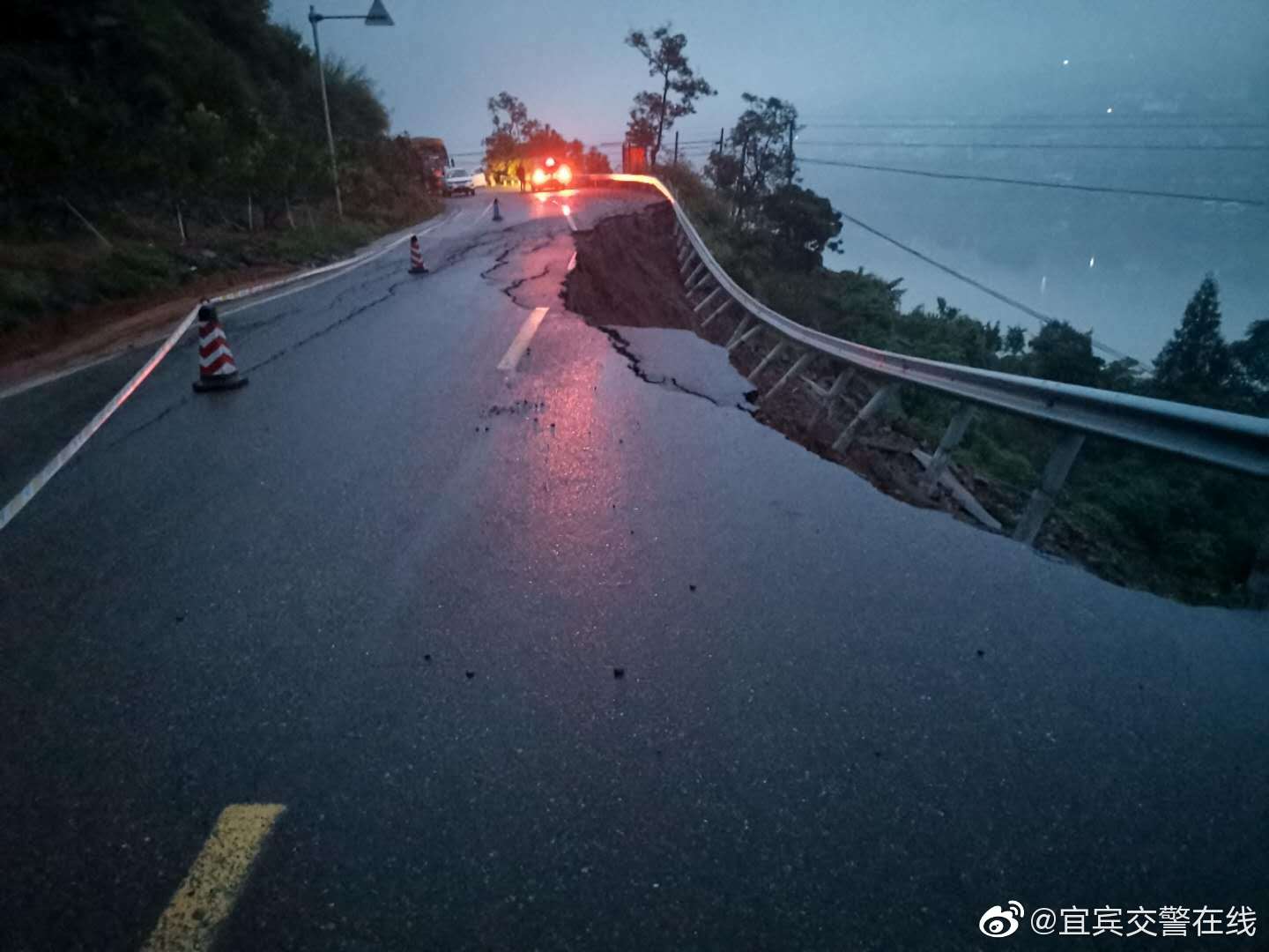 紧急通知！宜宾这个路段道路下沉，路面多处开裂！所有车辆禁止通行！-6.jpg