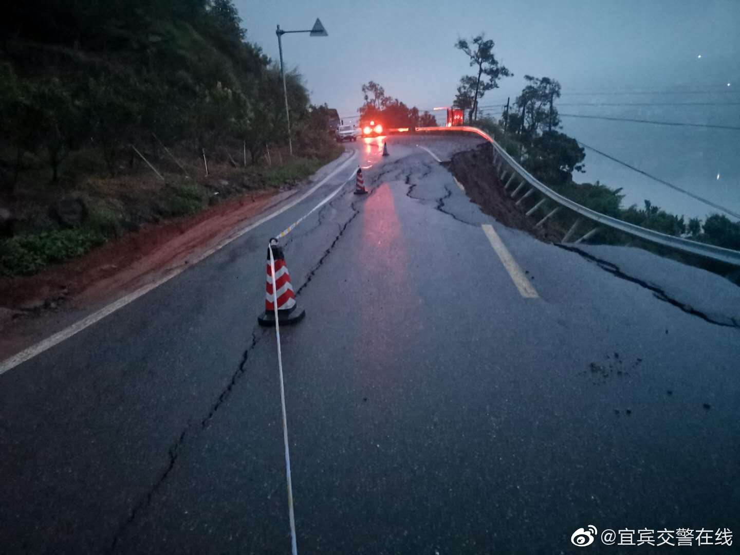 紧急通知！宜宾这个路段道路下沉，路面多处开裂！所有车辆禁止通行！-7.jpg