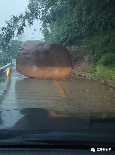 紧急通知！宜宾这条公路发生滑坡，滚下巨石，中断道路！-2.png