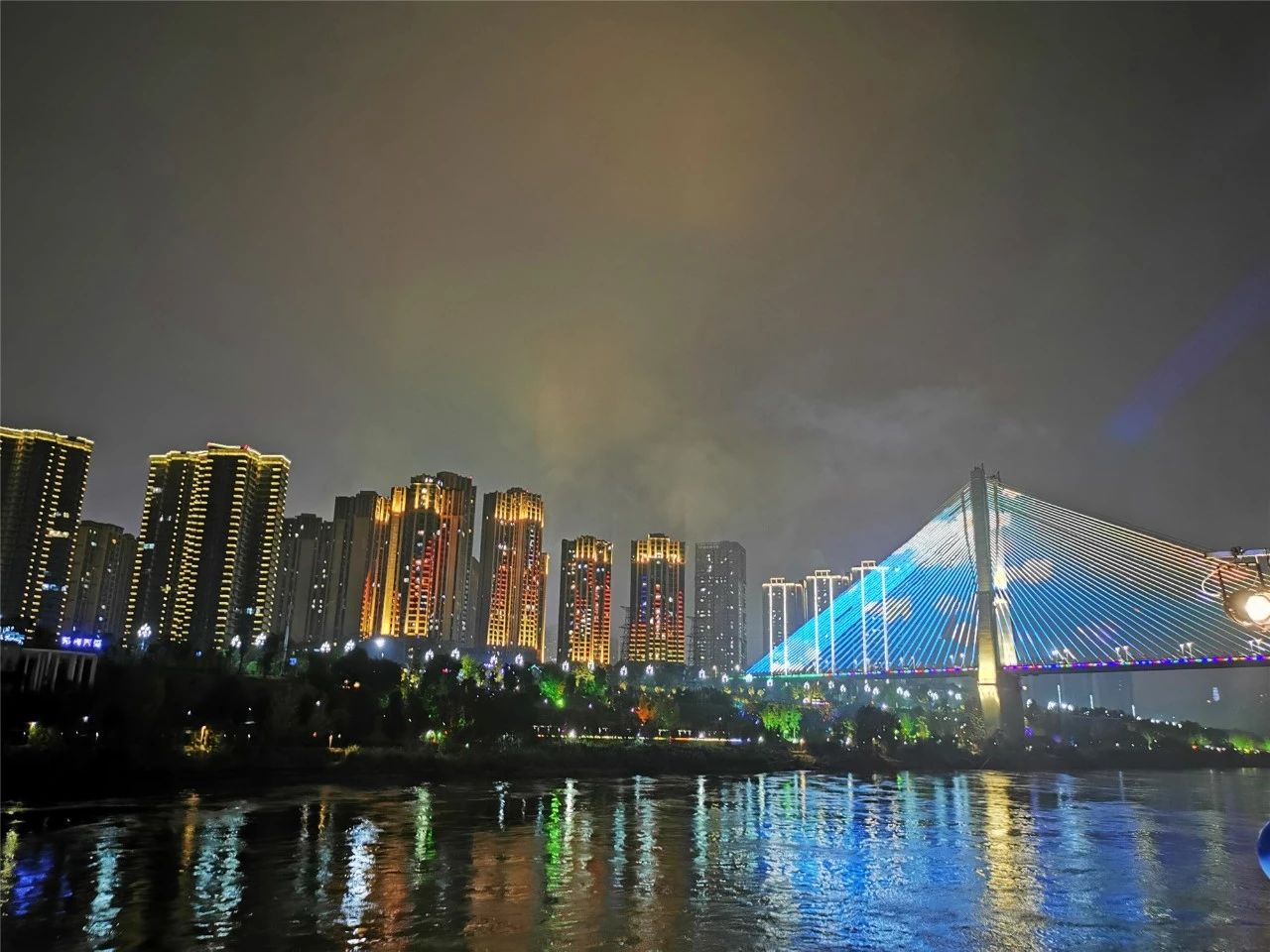 宜宾惊现霸气表白！长江里包游轮，出动200架无人机！几百人冒雨观看！-4.jpg