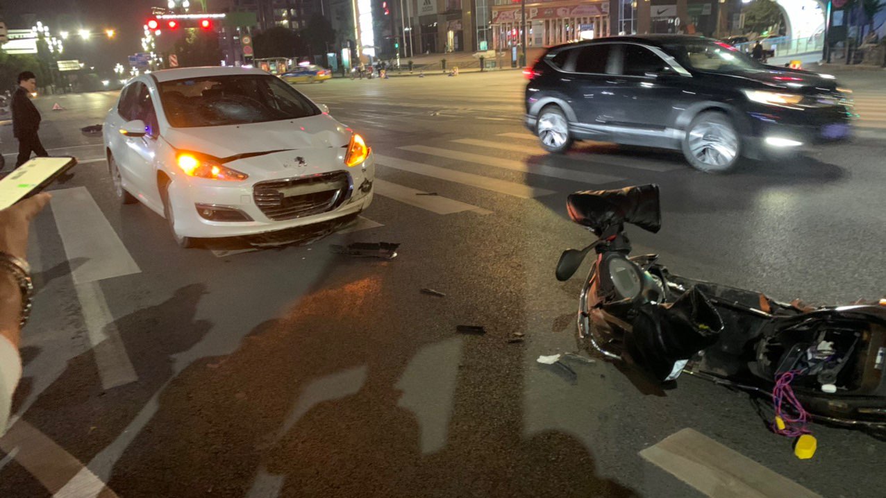 新世纪百货发生交通事故！电瓶车闯红灯，人飞几米高，挡风玻璃碎了个坑！-2.jpg