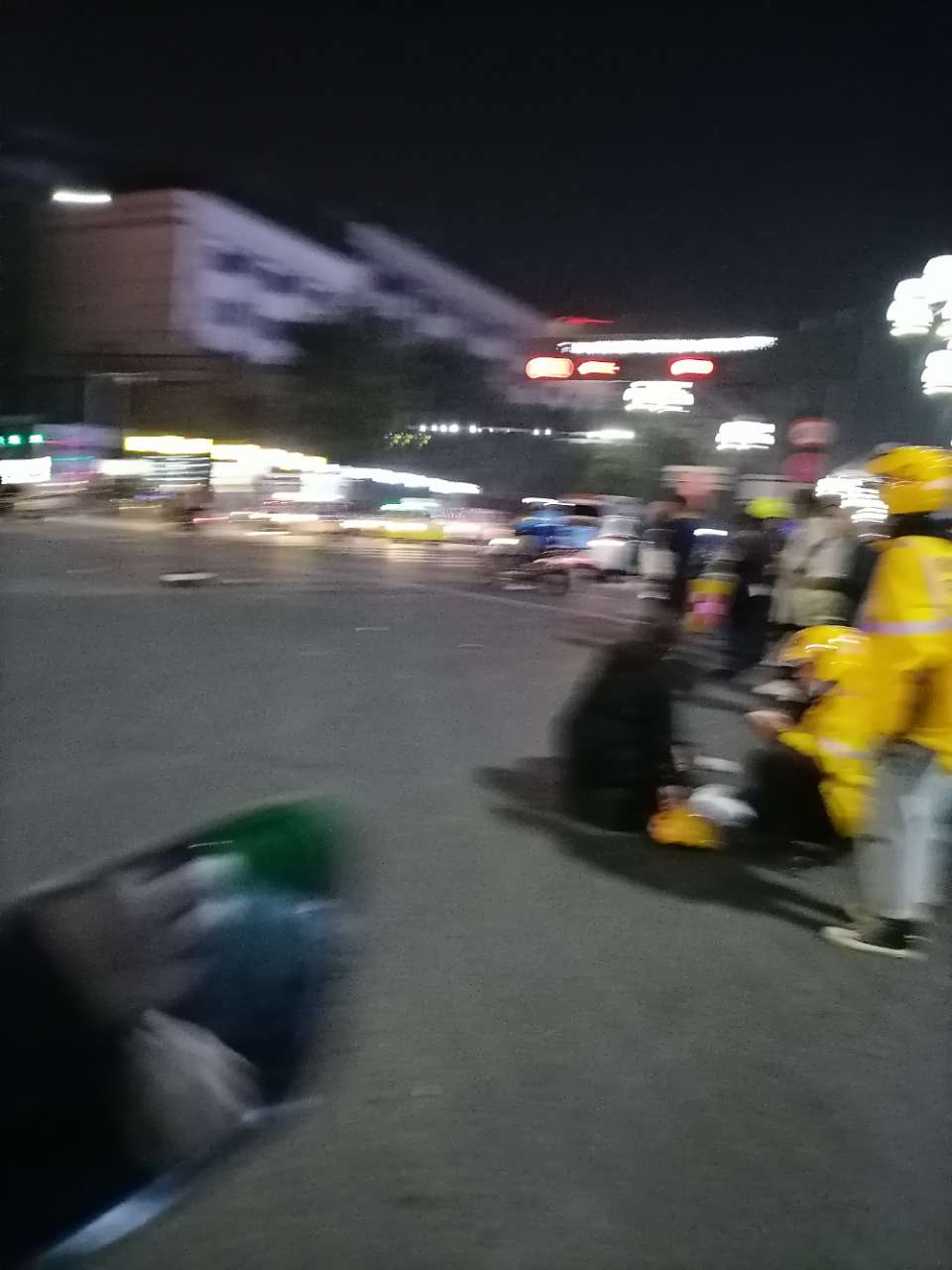 南岸民航重庆百货十字路口，美团骑手被一辆白色小车撞撞到了！被撞出多远！-1.jpg
