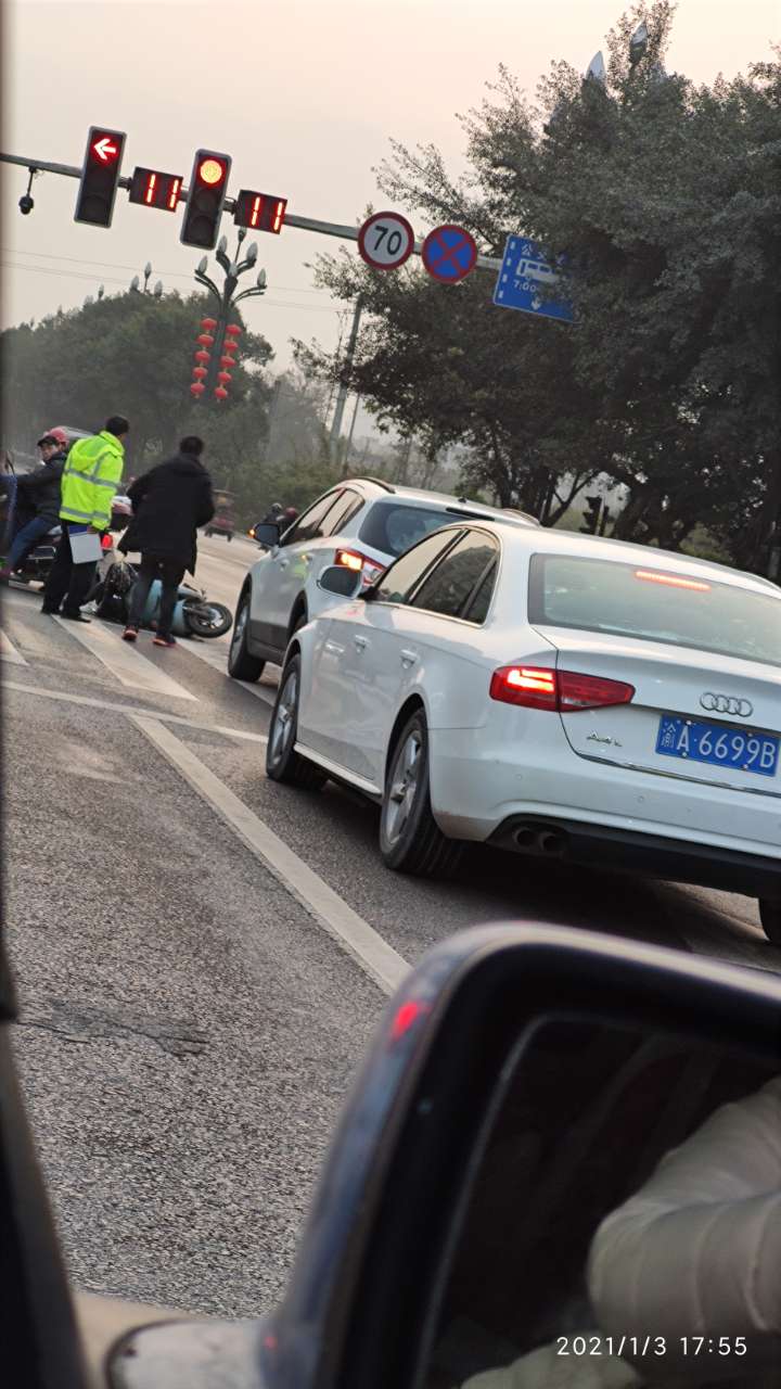 翠北大道发生擦挂。人没事。小心驾驶，安全第一。-3.jpg