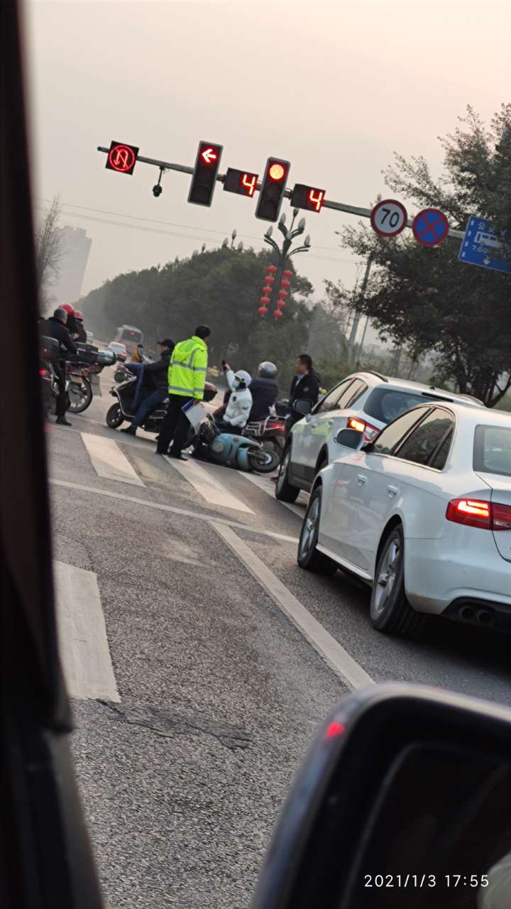 翠北大道发生擦挂。人没事。小心驾驶，安全第一。-2.jpg