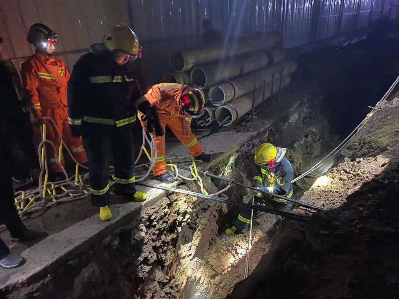 惊险！宜宾一工人深夜不慎掉入10米深井！消防员火速营救！-1.jpg