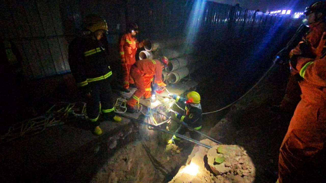 惊险！宜宾一工人深夜不慎掉入10米深井！消防员火速营救！-2.jpg