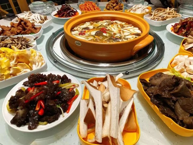 专营鲜菌汤锅和别具风味的特色菜-1.jpg