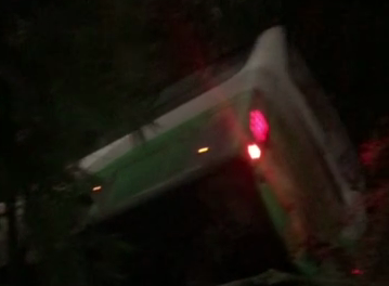 宜宾一大货车与客车相撞，客车翻下路边草丛！-5.png