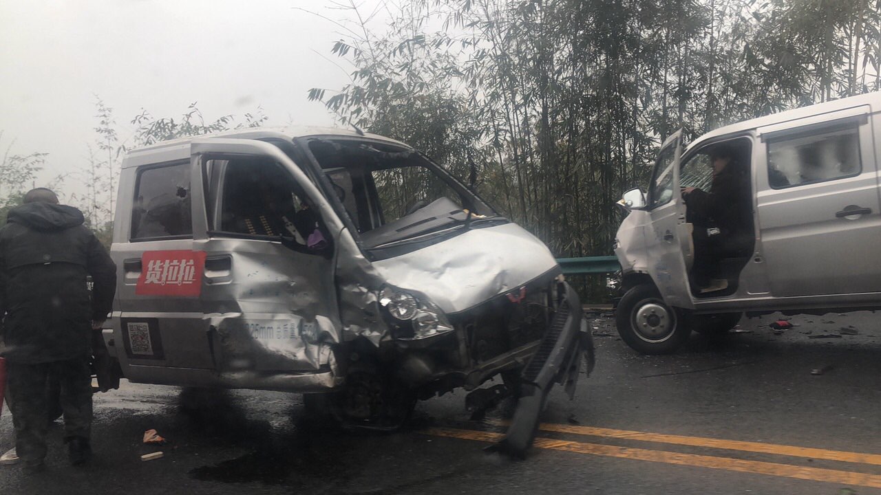 宜长路发生车祸，2辆面包车相撞，车头碎了一地！-2.jpg