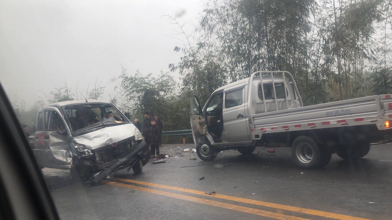 宜长路发生车祸，2辆面包车相撞，车头碎了一地！-3.jpg