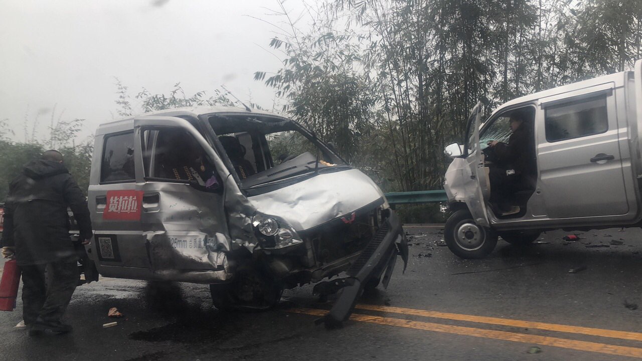 宜长路发生车祸，2辆面包车相撞，车头碎了一地！-1.jpg