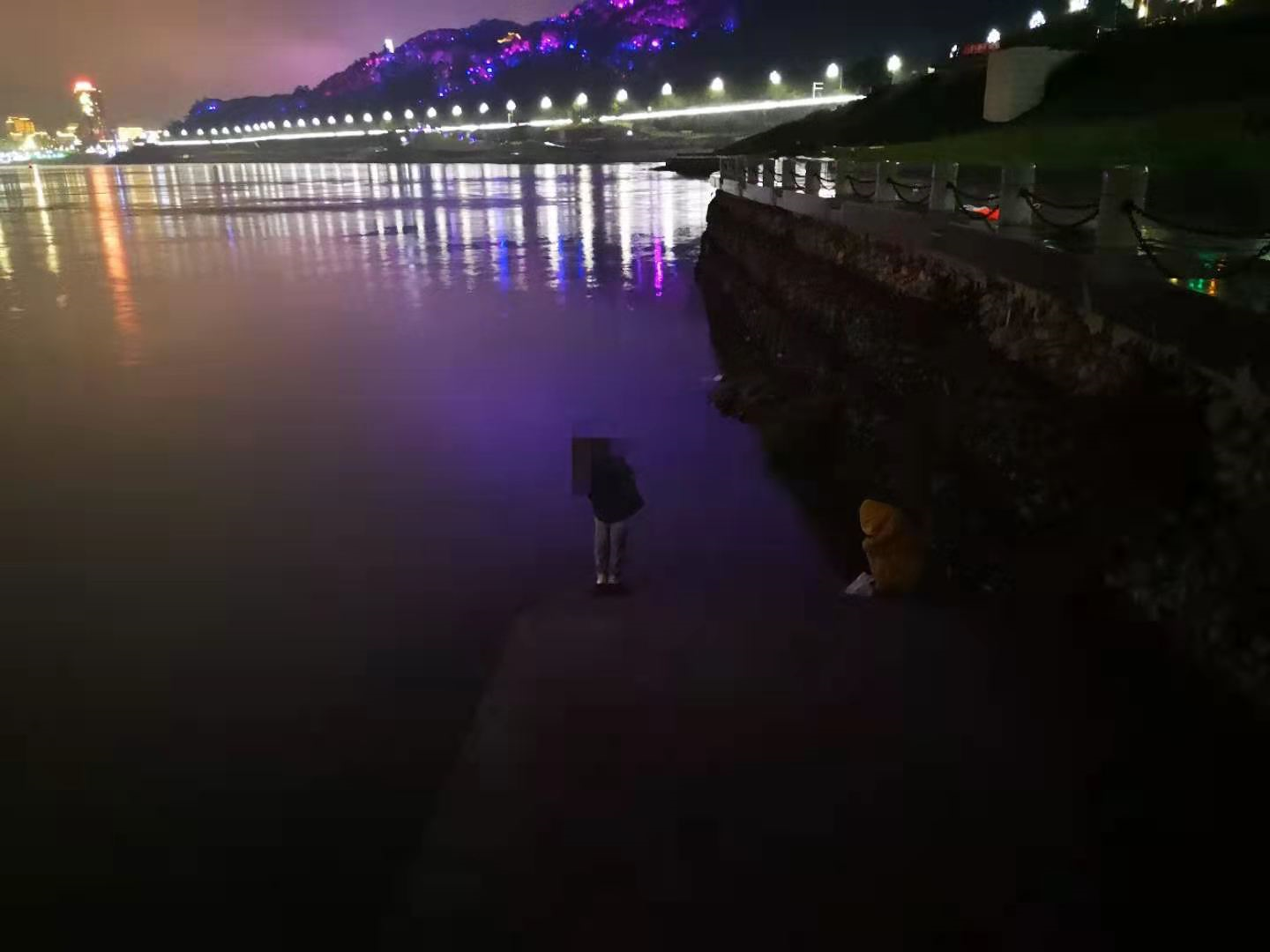 宜宾2名年轻女子欲轻生！接警员一通电话救了两条命！-1.png