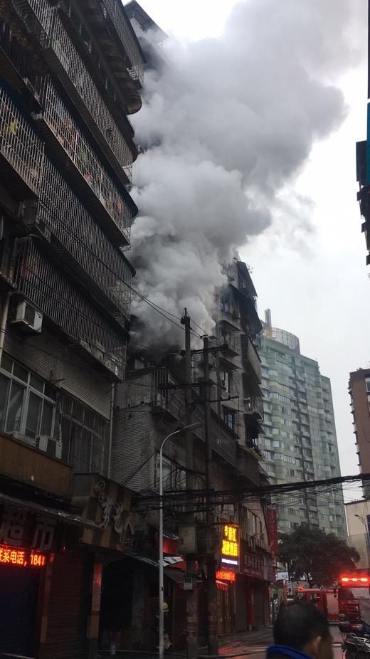 突发！二医院天桥对面一居民楼起火，浓烟滚滚！-1.jpg