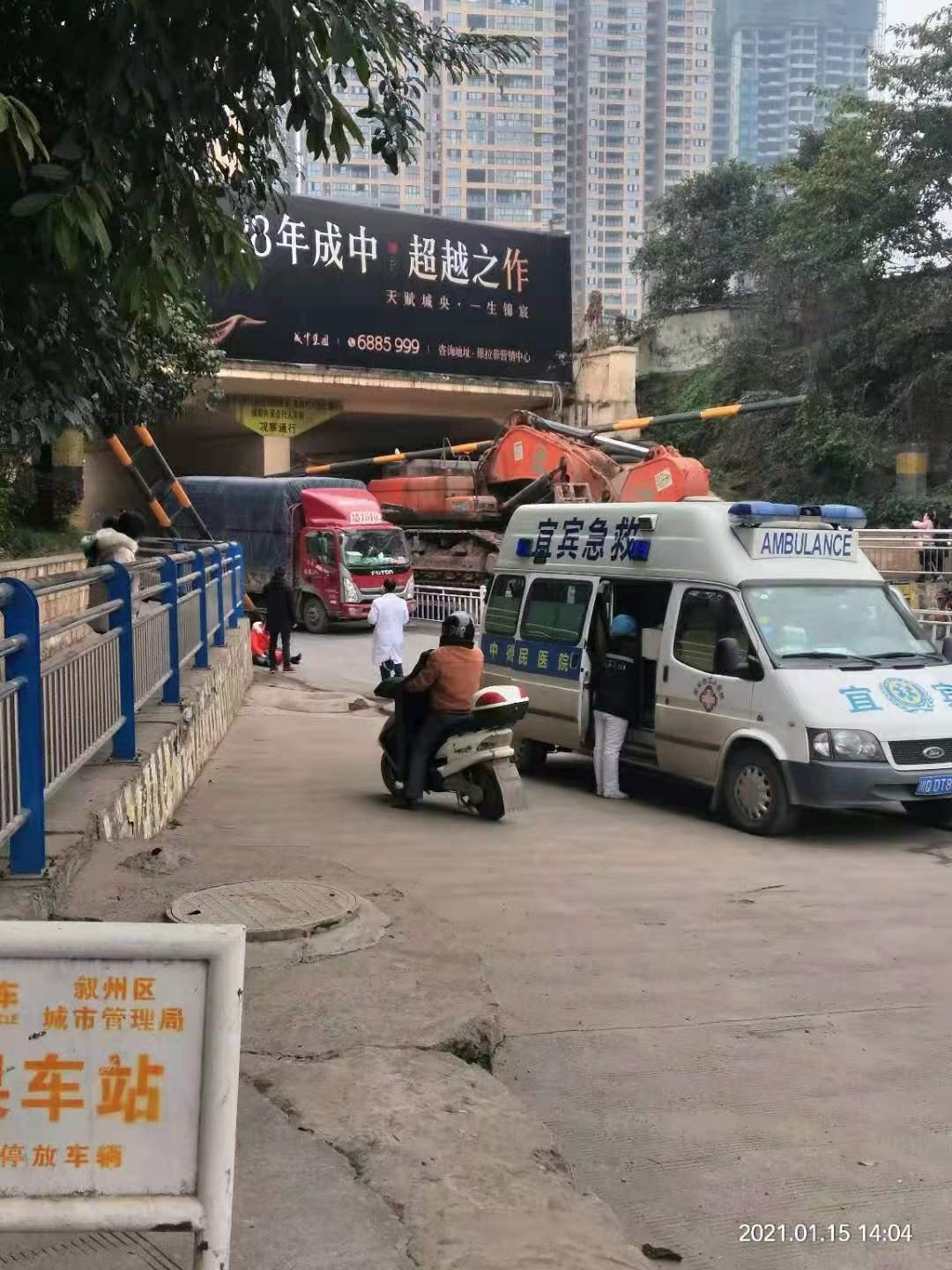 突发！224洞子口一大车撞倒限高杆，有人受伤！-1.jpg