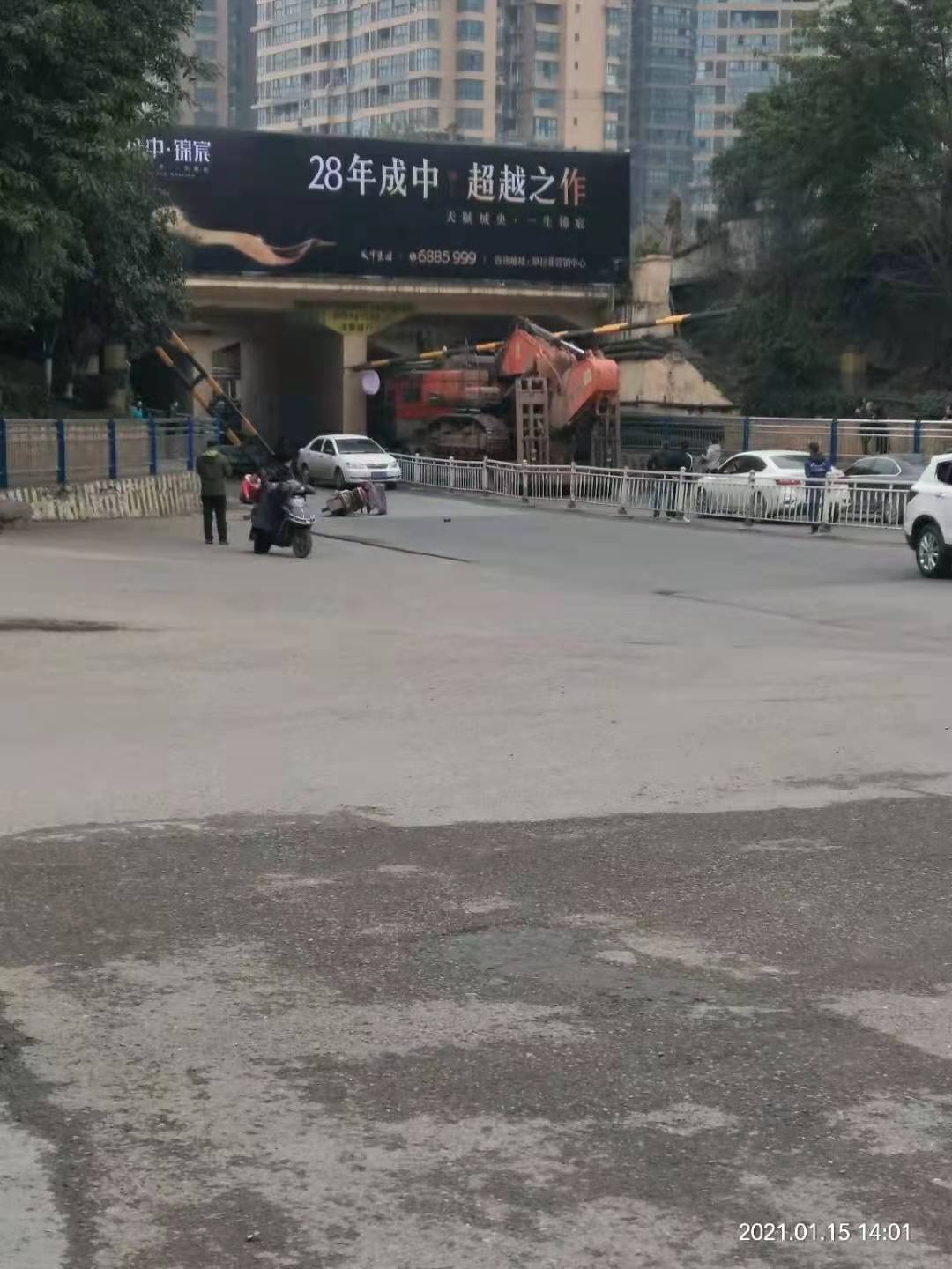 突发！224洞子口一大车撞倒限高杆，有人受伤！-2.jpg