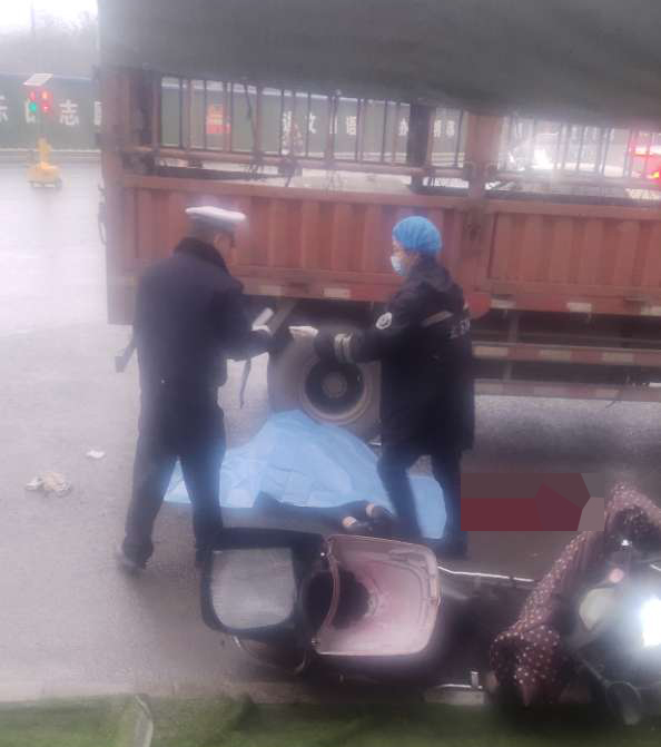 突发！上江北批发市场发生车祸，一人当场死亡，已盖蓝布！-2.jpg