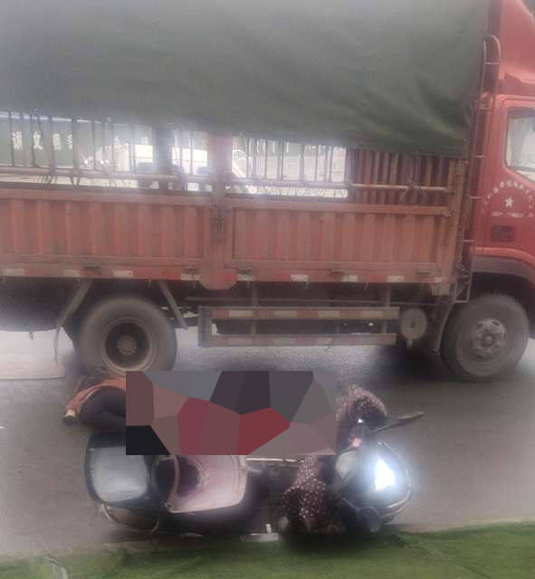 突发！上江北批发市场发生车祸，一人当场死亡，已盖蓝布！-3.jpg