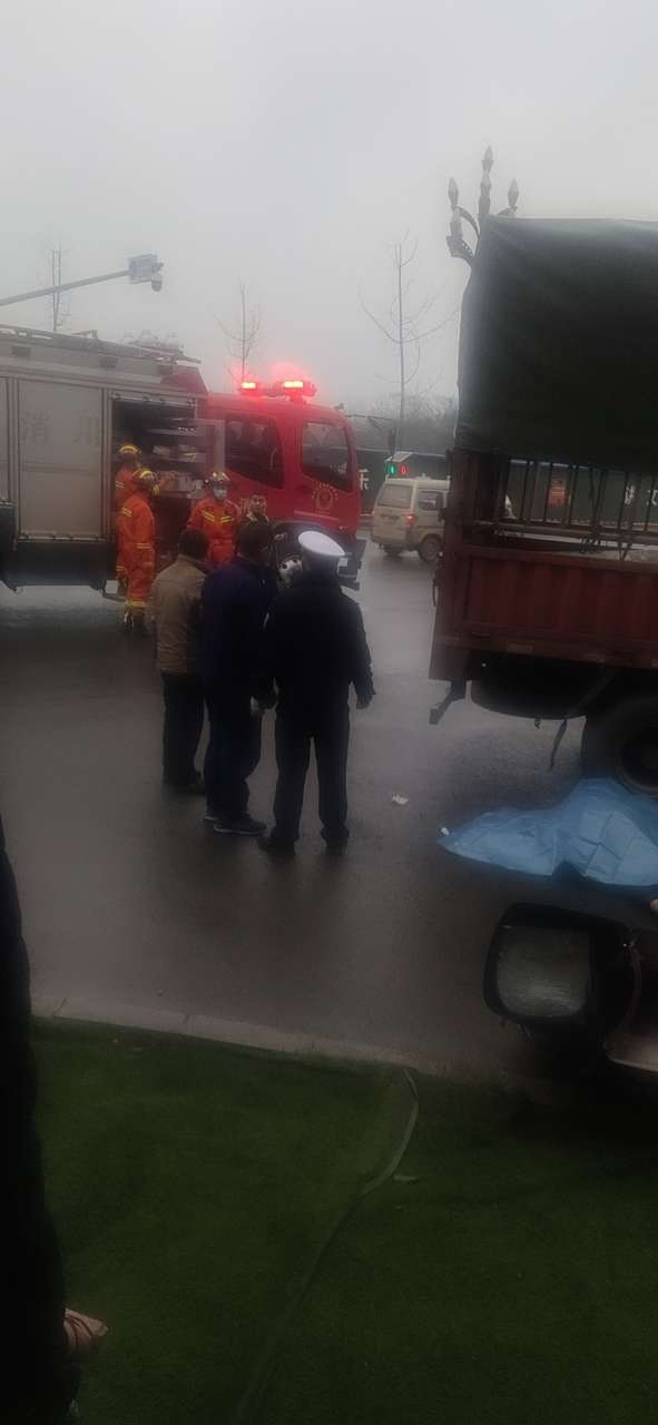 突发！上江北批发市场发生车祸，一人当场死亡，已盖蓝布！-4.jpg