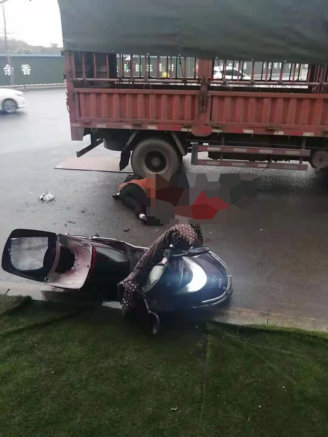 突发！上江北批发市场发生车祸，一人当场死亡，已盖蓝布！-7.jpg