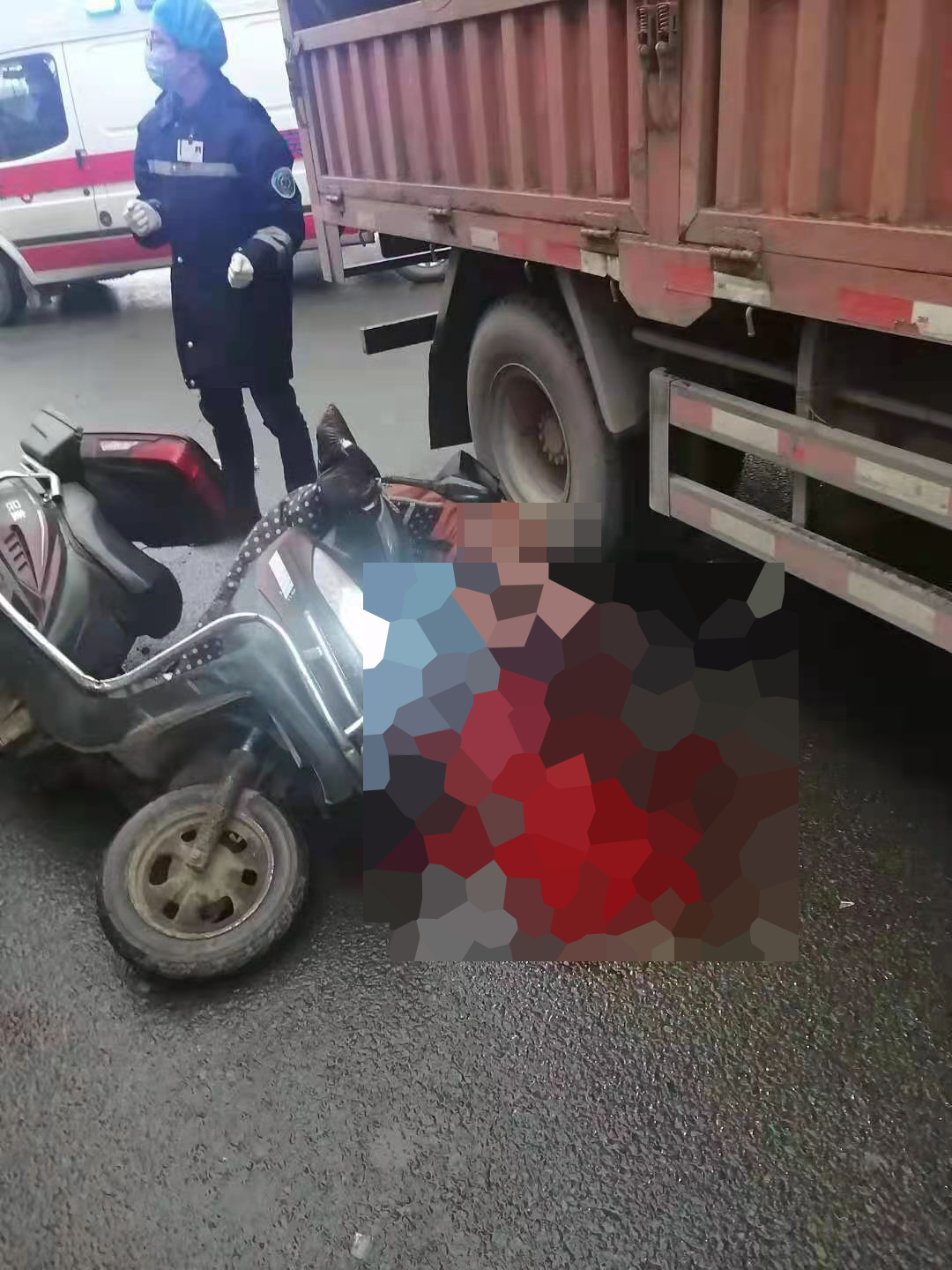 突发！上江北批发市场发生车祸，一人当场死亡，已盖蓝布！-5.jpg