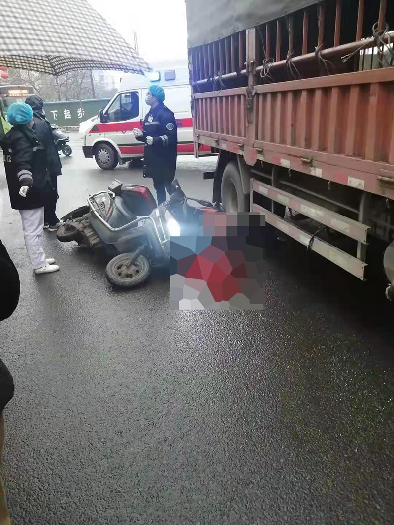 突发！上江北批发市场发生车祸，一人当场死亡，已盖蓝布！-6.jpg