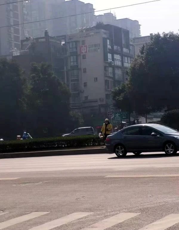 吃得害！宜宾一美团小哥送外卖被处罚了！-1.jpg