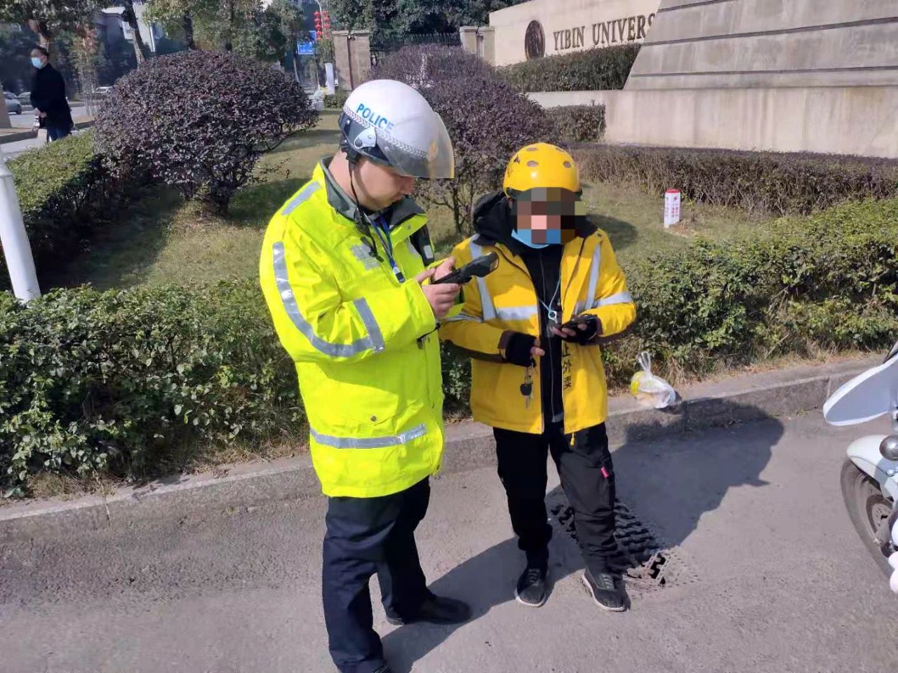 吃得害！宜宾一美团小哥送外卖被处罚了！-4.jpg