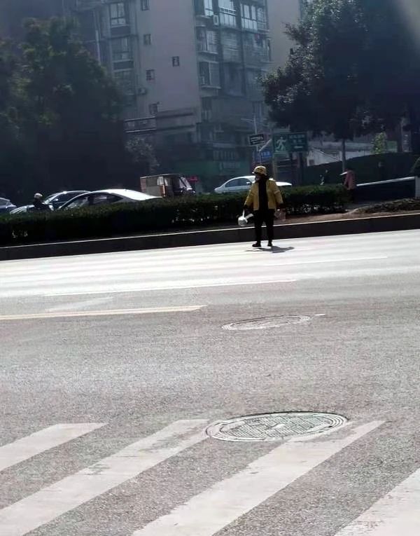 吃得害！宜宾一美团小哥送外卖被处罚了！-2.jpg