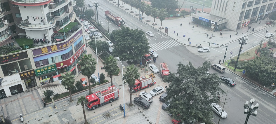 224坡上一小区高层楼发生火灾！出动5辆消防车！-3.jpg