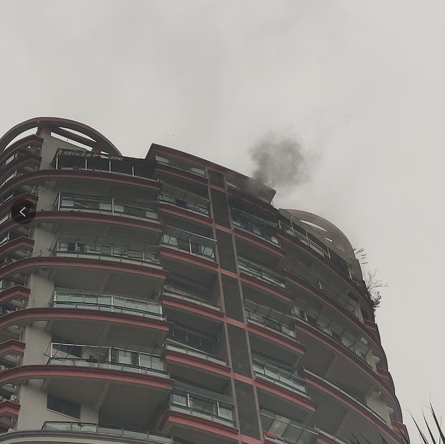 224坡上一小区高层楼发生火灾！出动5辆消防车！-1.png