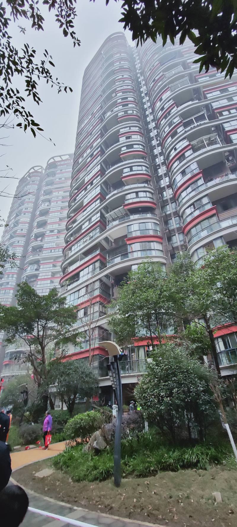224坡上一小区高层楼发生火灾！出动5辆消防车！-6.jpg