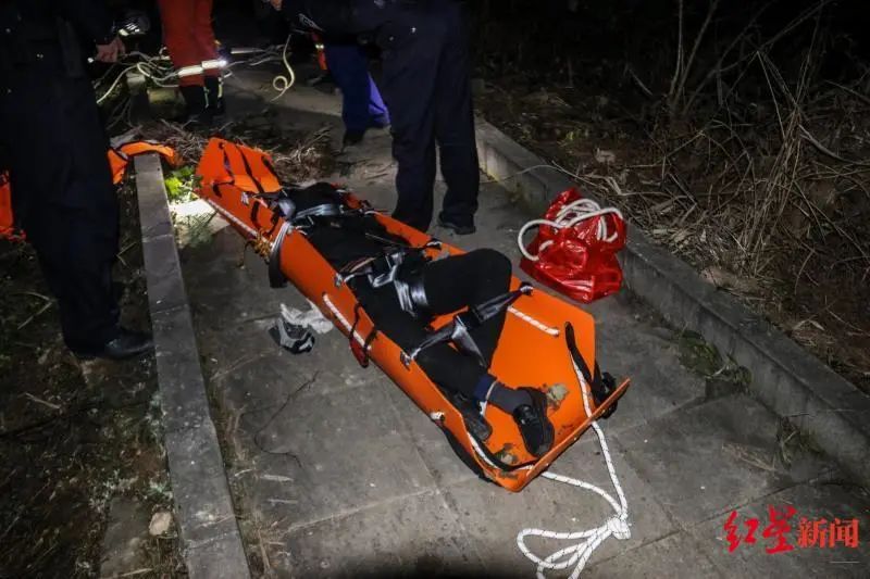 深夜，宜宾一30岁男子和妻子吵架后，到七星山跳崖自杀！-3.jpg