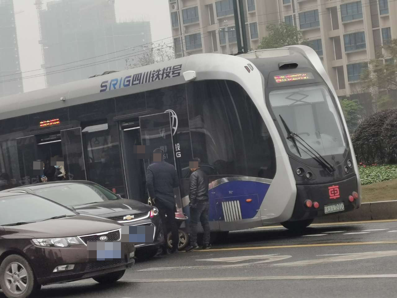 西区金沙江南路东段出车祸！电瓶车在智轨和小车中间夹起！-2.jpg